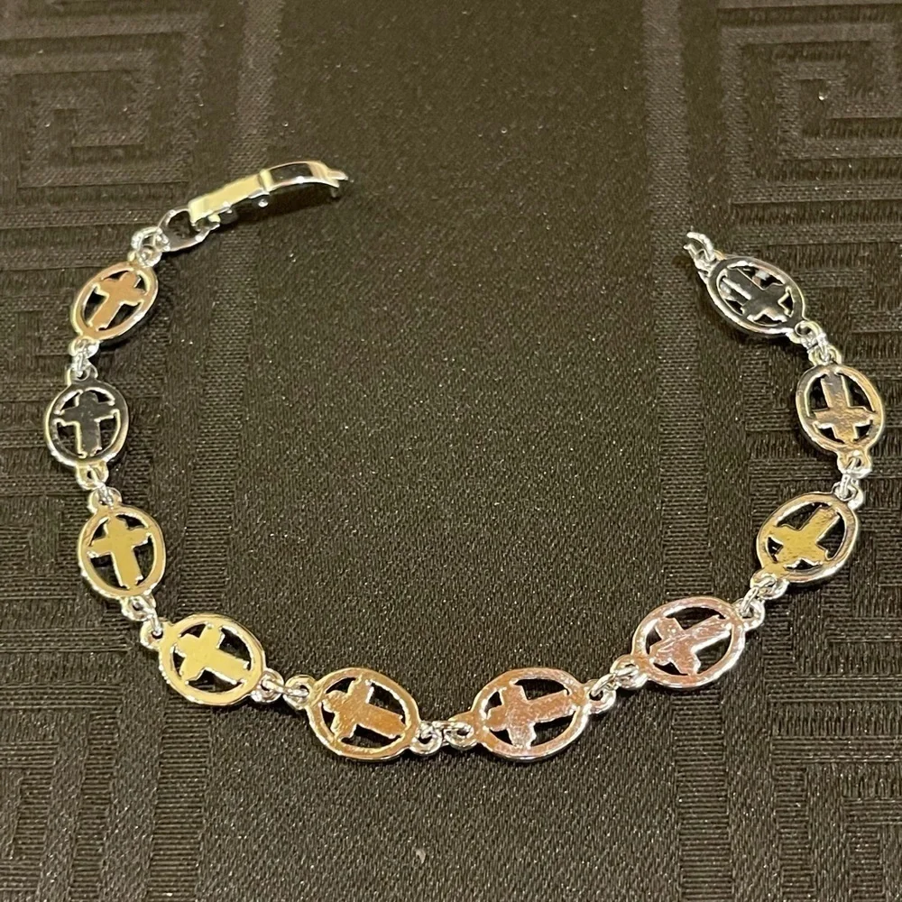 👋 3/$15 Silver Natural Shell Cross Bracelet 🌈